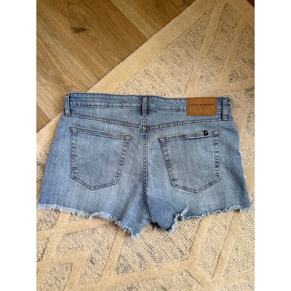 Lucky Brand The Cut Off Denim Shorts Women’s Size 12 Light Wash Distressed - Picture 3 of 5